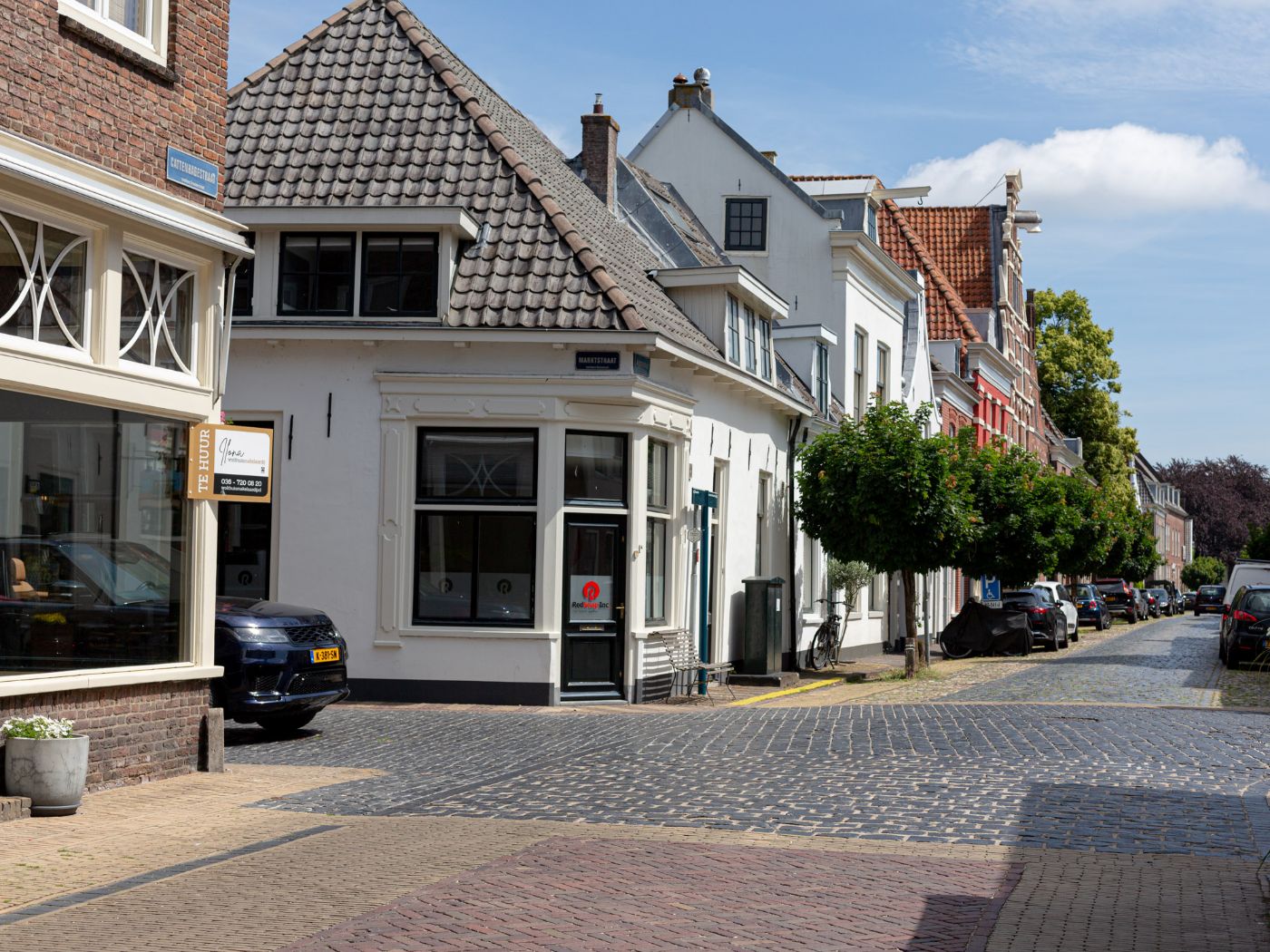 Straatwerk op de hoek van de Marktstraat in Naarden