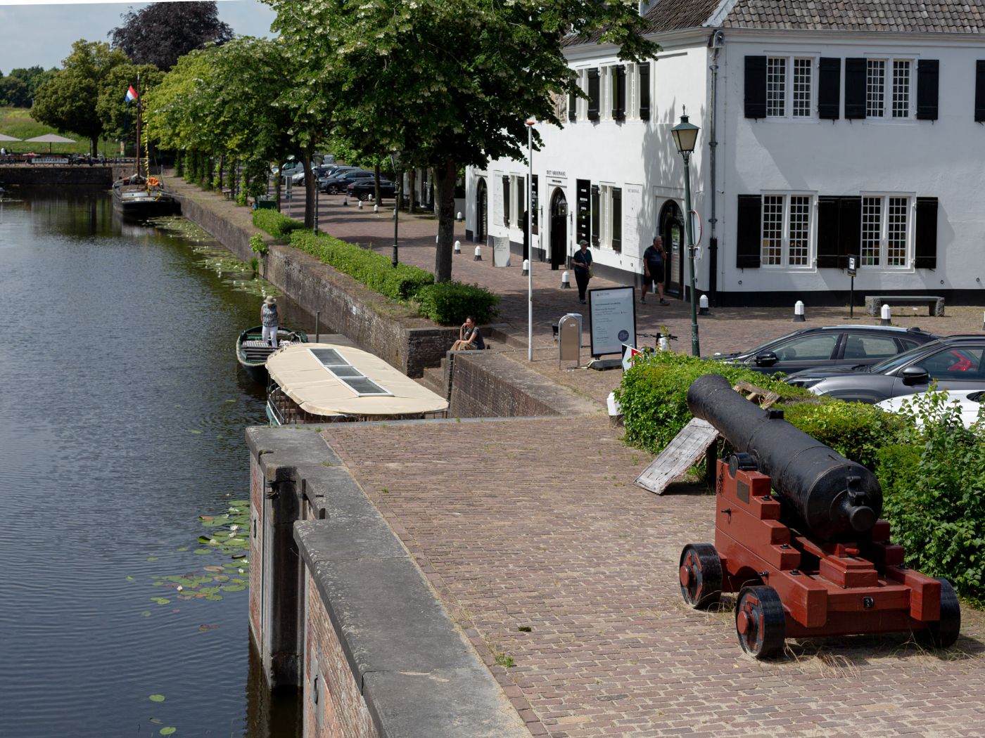 Bestrating langs de haven bij Het Arsenaal in Naarden