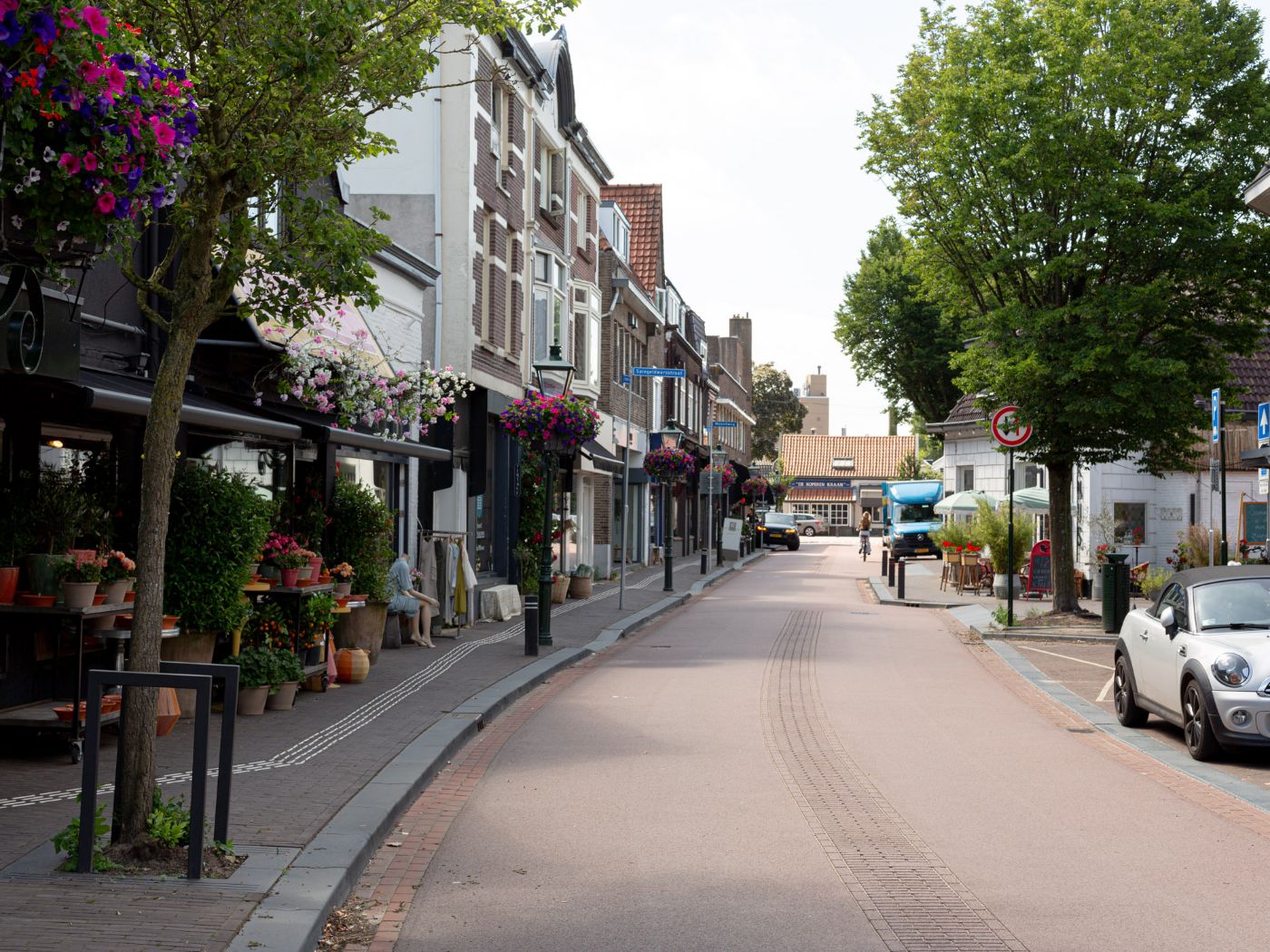 Spiegelstraat — groene plantvakken en gebakken banden