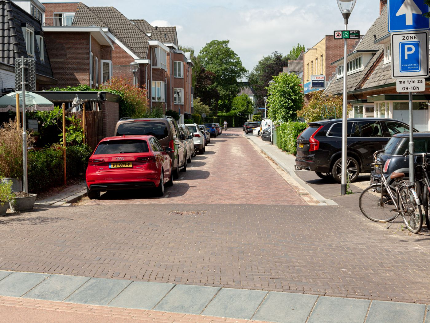 Spiegelstraat — winkelstraat met bloembakken