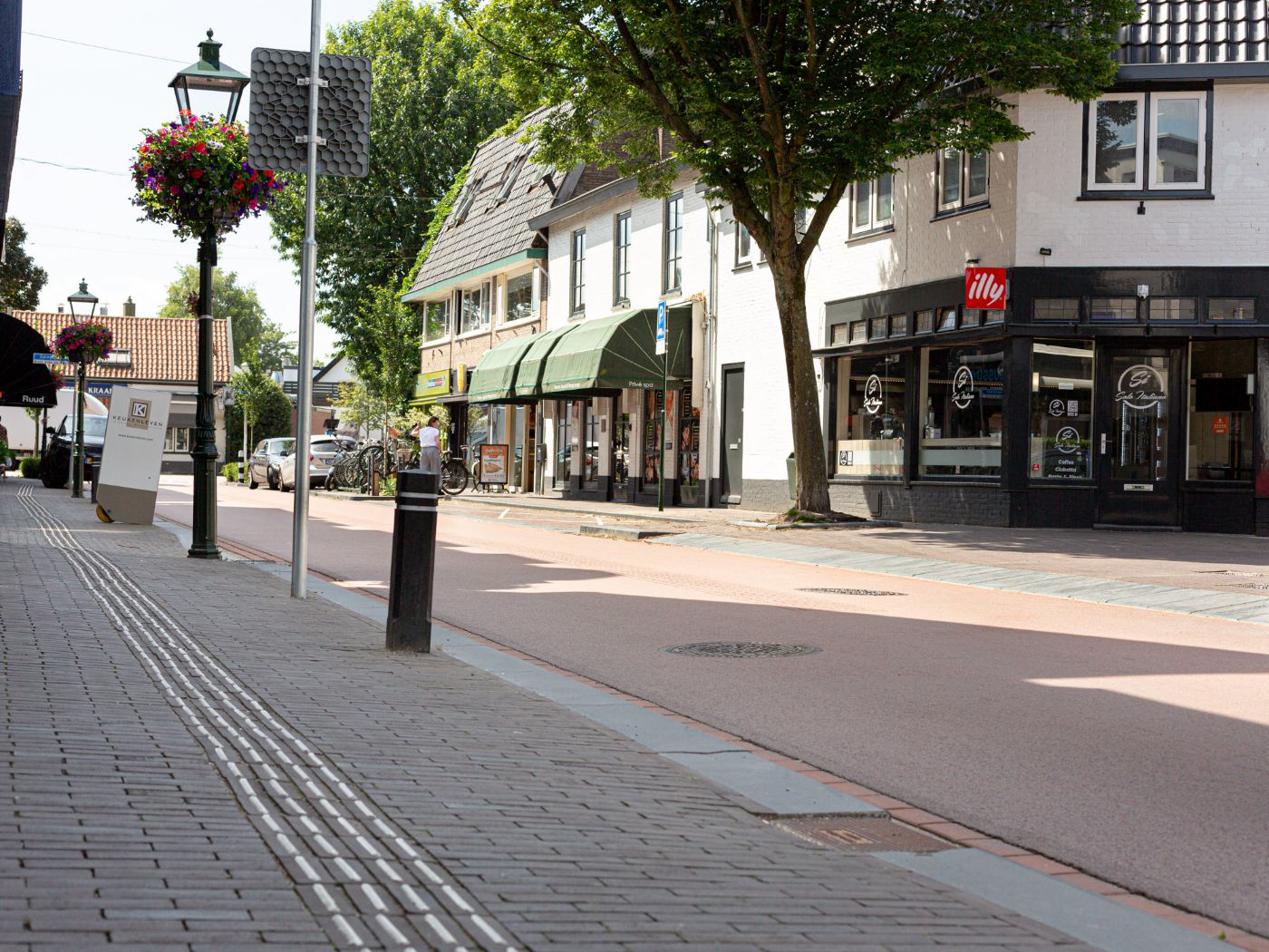 Spiegelstraat — parkeervakken in gebakken klinkers