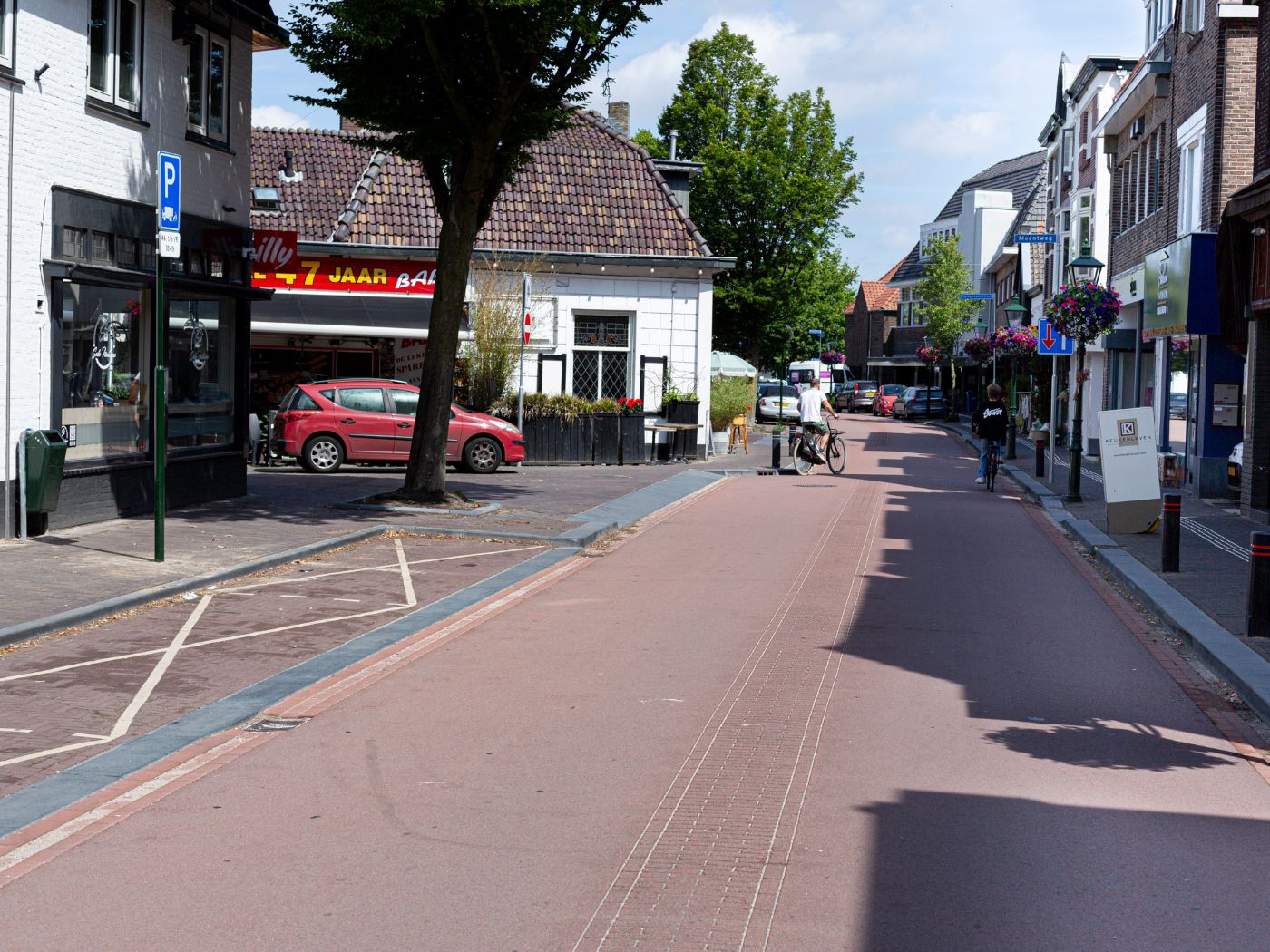 Spiegelstraat — hoek met horeca en straatverlichting