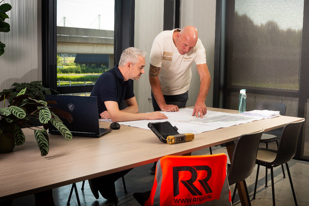 Het kernteam van Rivari Infra overlegt over een projecttekening